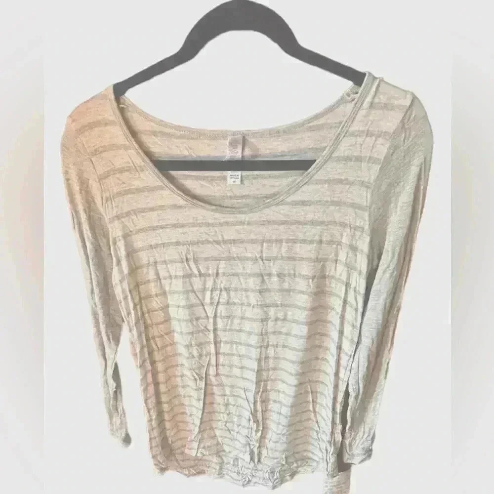 Lularoe XS two ton grey pinstripe long sleeve Lynnae t shirt. NWT stretchy!‎